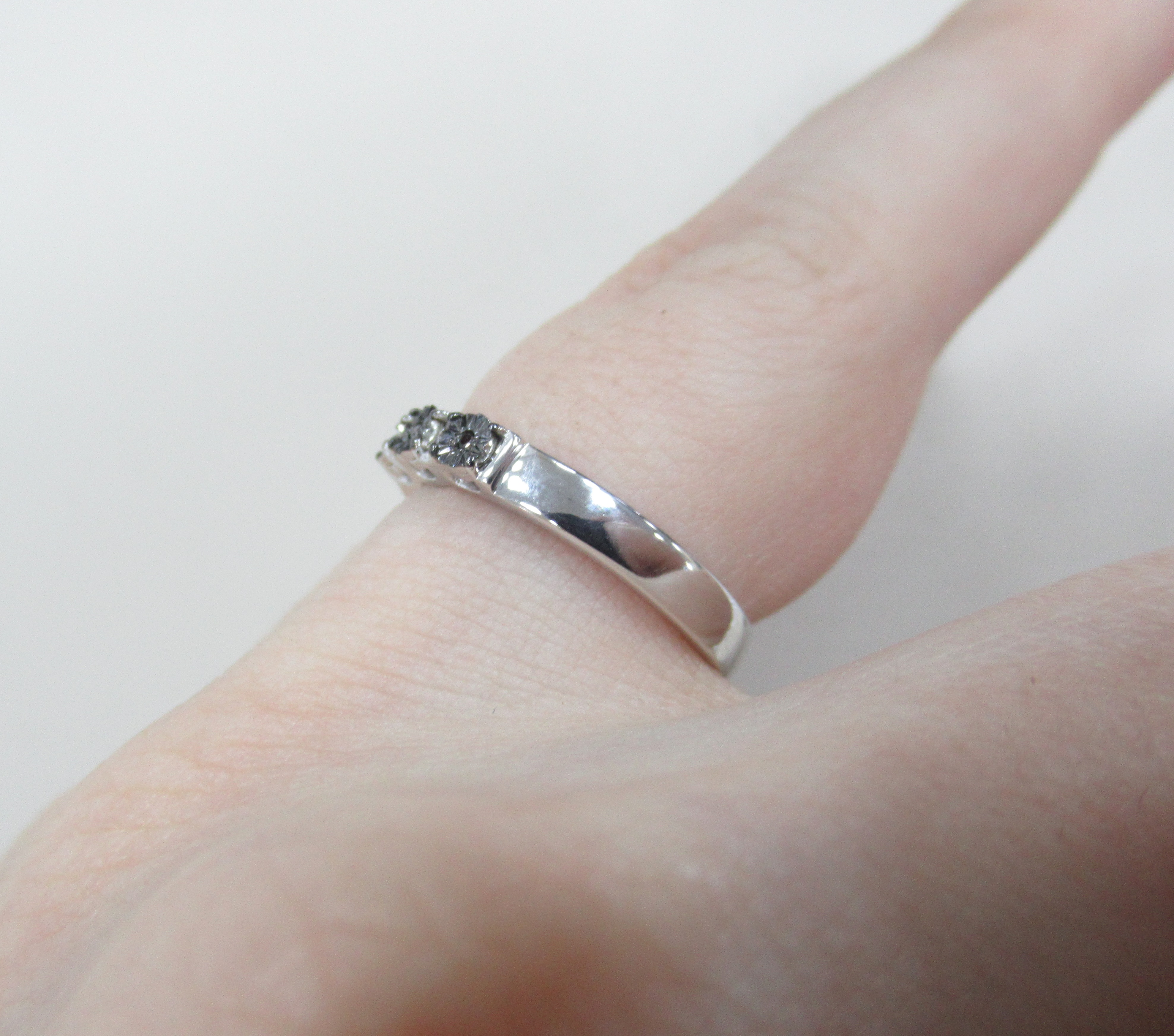 Серебряное кольцо с черными бриллиантами